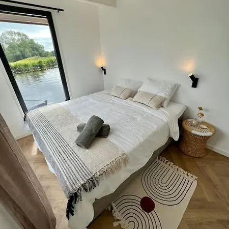 Surla Houseboat De Saek With Tender 보트호텔