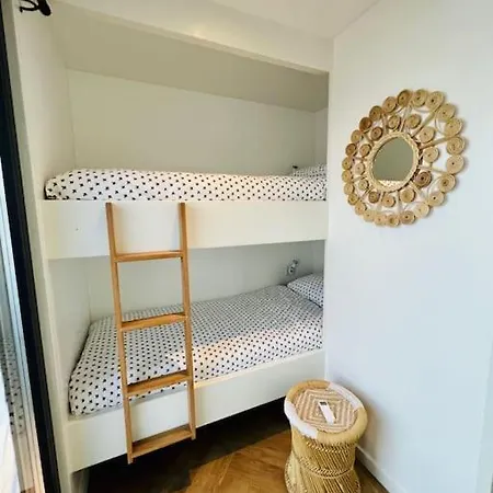 Botel Surla Houseboat De Saek With Tender Monnickendam