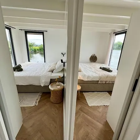 Surla Houseboat De Saek With Tender