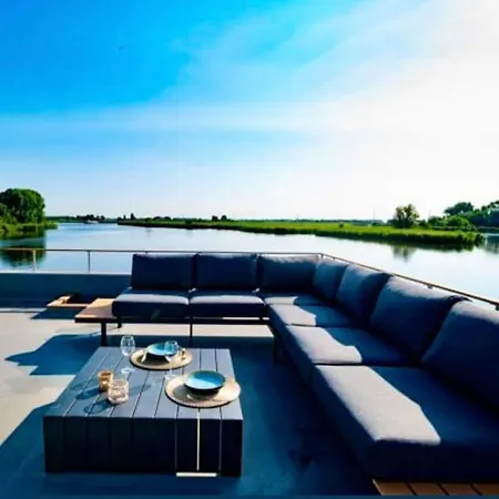 Surla Houseboat De Saek With Tender 보트호텔 *