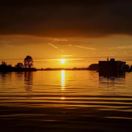 Surla Houseboat De Saek With Tender * 모니켄담